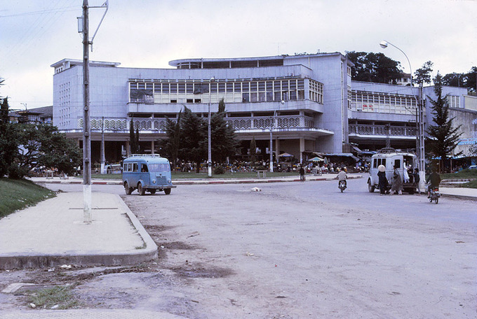 Đường vào chợ những năm 1970 trồng nhiều cây xanh hơn. Ảnh: Flickr.