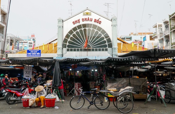 Chợ Châu Đốc là điểm du lịch nổi tiếng, chuyên bán các mặt hàng mắm, thủy hải sản khô ở miền Tây