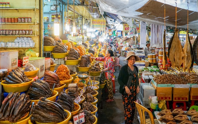 Bên trong chợ chia thành nhiều khu tách biệt, nổi bật là khu bán mắm