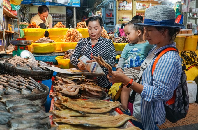 Du khách chọn mua khô cá tại chợ