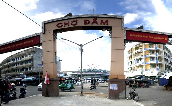 Khu bán đồ khô sầm uất tại Chợ Đầm Nha Trang cổ kính