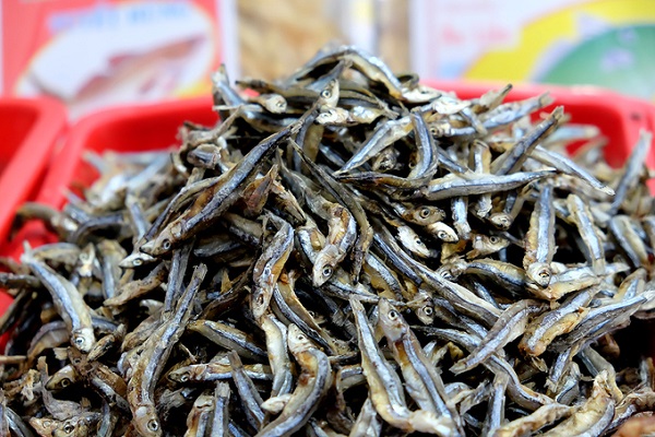 Trên ảnh là khô cá cơm chưa qua chế biến. Đây là loại khô bình dân được bán nhiều nhất chợ.