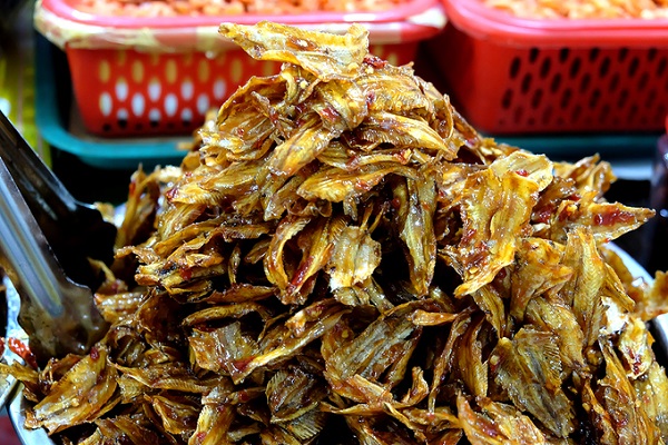 Đặt chân vào cổng chợ bạn sẽ ngửi thấy mùi khô thơm phức. Người dân Nha Trang cho biết, chợ Đầm có kế hoạch xây mới, nhiều gian hàng im lìm nhưng khu bán đồ khô thì vẫn nhộn nhịp tiểu thương.