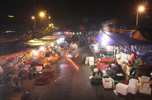 Chợ đầu mối hoa quả Long Biên nằm ngay dưới gầm cầu Long Biên lịch sử, quận Ba Đình, Hà Nội.