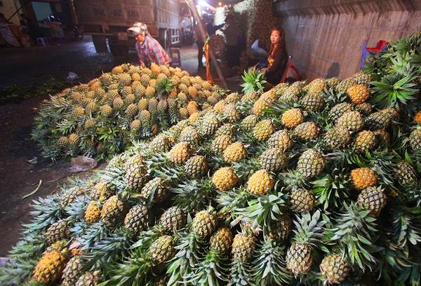 Khung cảnh chuẩn bị hàng hóa từ 20h tối tại chợ đầu mối hoa quả Long Biên.
