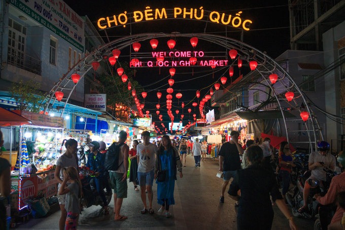 Chợ đêm Phú Quốc nằm ở ngã ba đường Bạch Đằng - Nguyễn Đình Chiểu