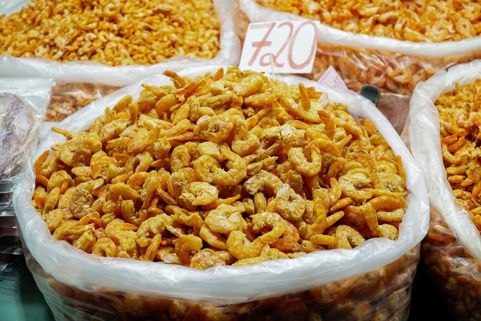 Du khách mua hải sản khô về làm quà tại chợ đêm Phú Quốc
