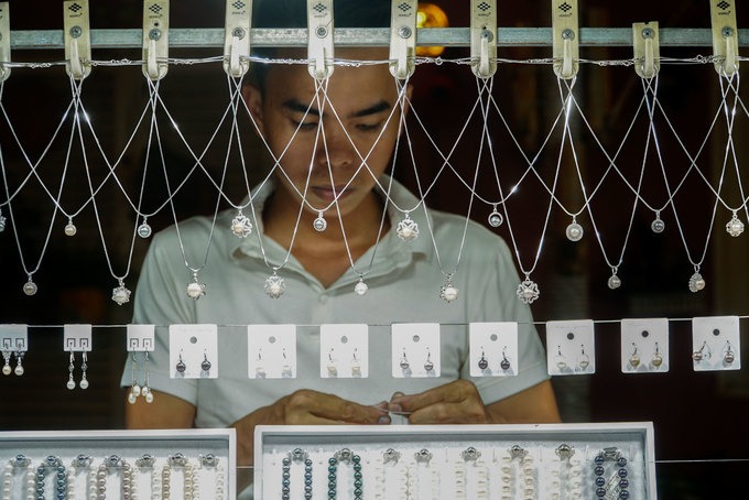 Các quầy ngọc trai trong chợ đêm Phú Quốc