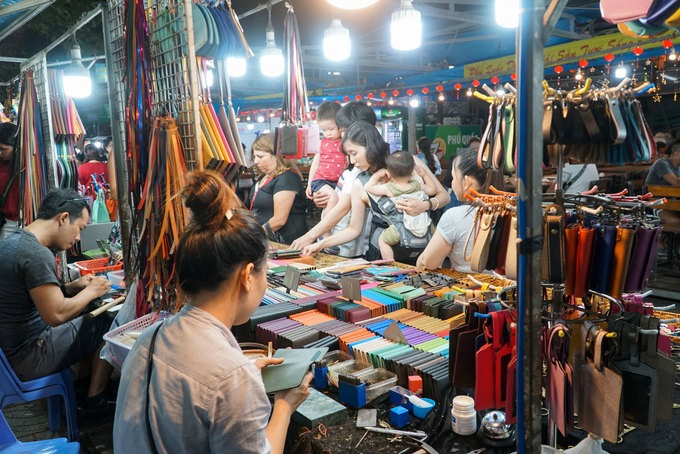 Chợ đêm Phú Quốc đông khách từ 19h đến 22h