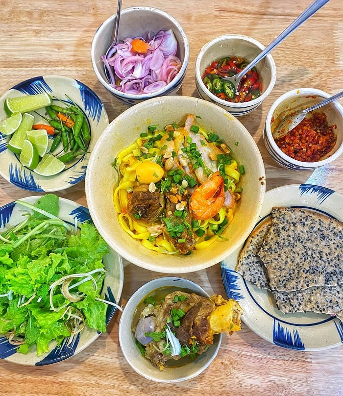 Mì quảng đặc sản tại chợ đêm Hội An