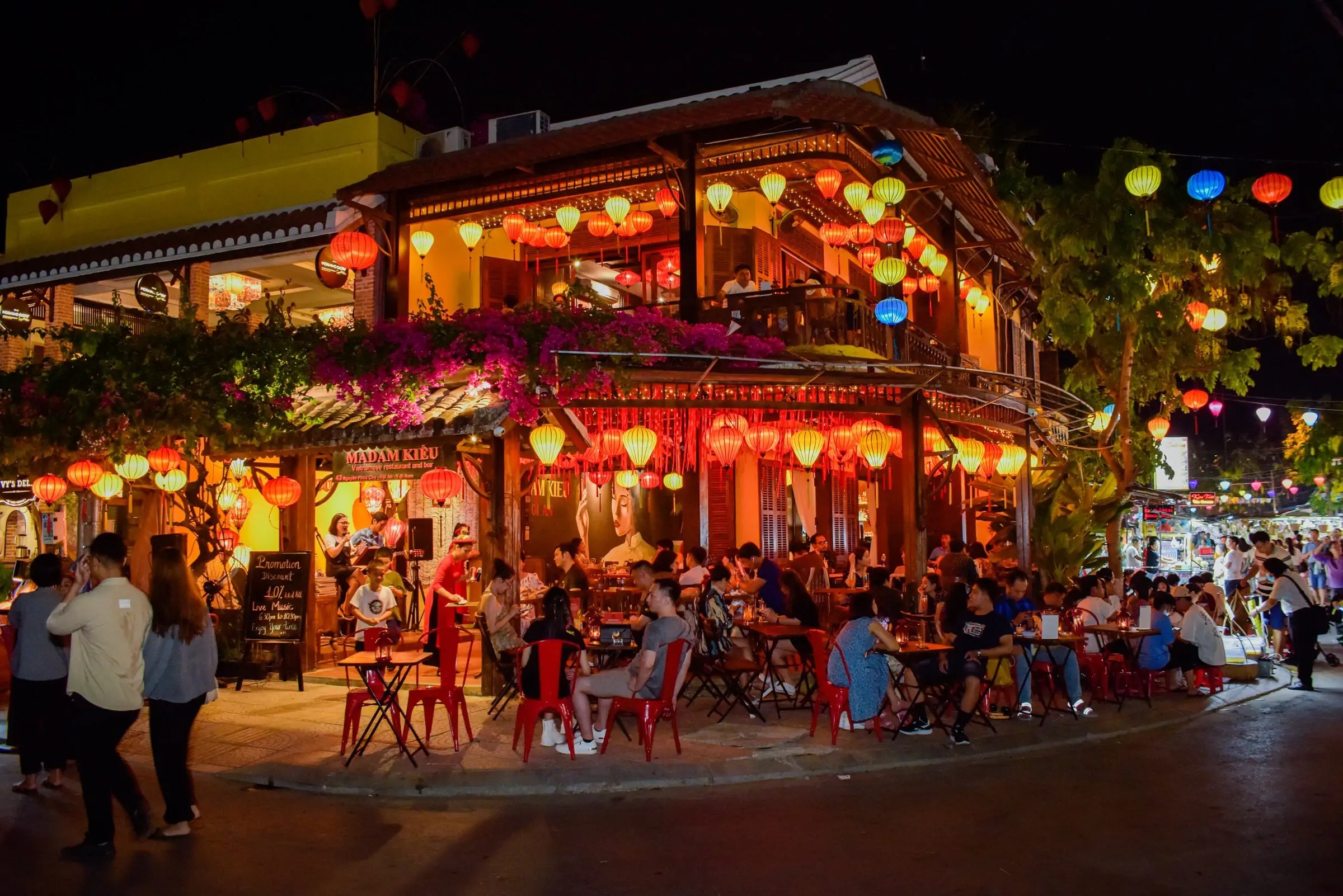 Chợ đêm Hội An và những điều không thể bỏ lỡ