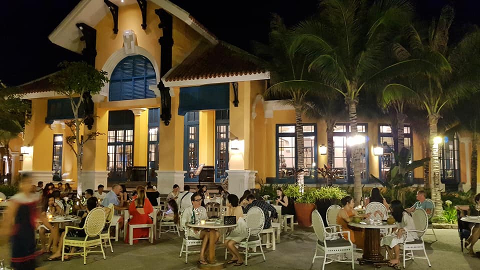 Du khách thưởng thức món ngon tại chợ đêm JW Marriott Phú Quốc