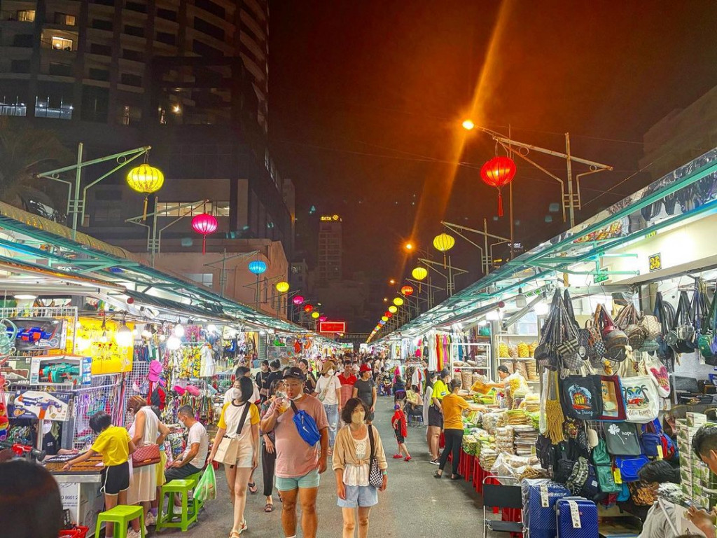 Chợ đêm Nha Trang. Ảnh: @glicina_chuan11
