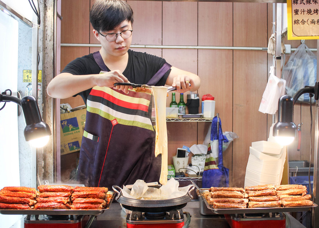 Món ăn mang đi tại chợ đêm Phùng Giáp