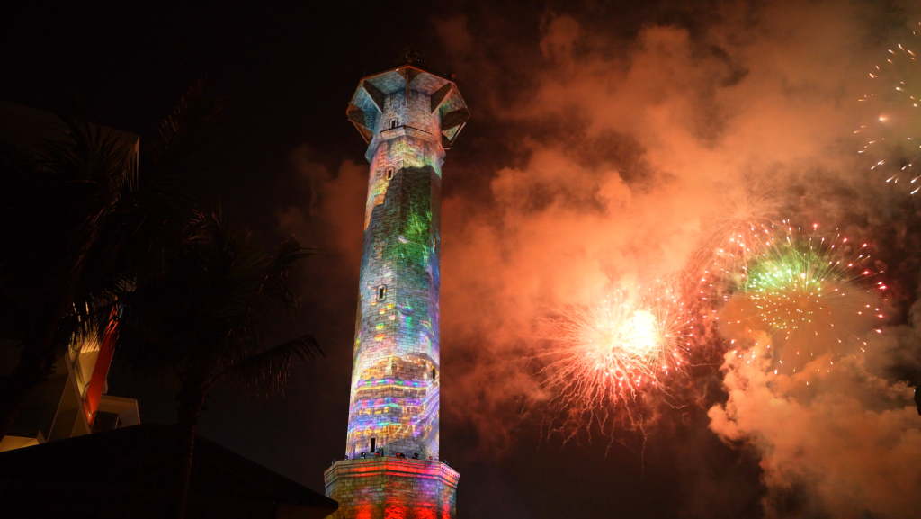 Không gian xem show và ngắm pháo hoa tại chợ đêm VUI-Fest Hạ Long