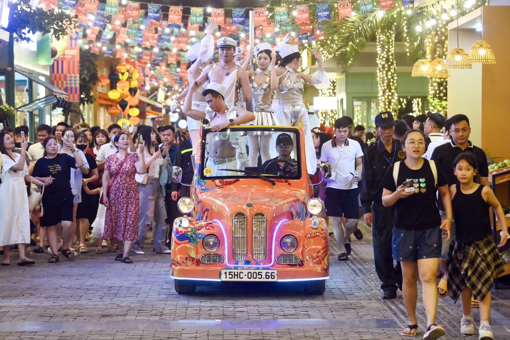 Các hoạt động biểu diễn nghệ thuật đường phố tại chợ đêm VUI-Fest Hạ Long
