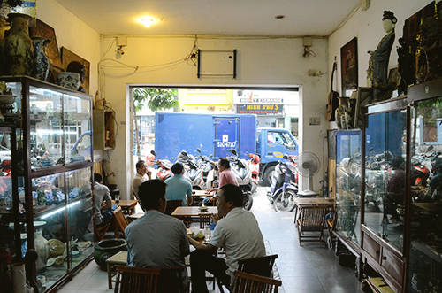 Vì nằm ngay mặt đường nên sẽ không khó để bạn tìm đến quán. Ảnh: Phong Vinh.