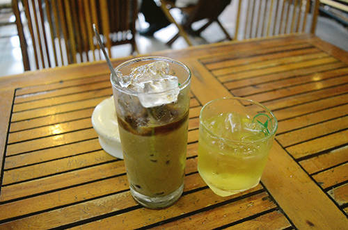 Thực đơn của quán đơn giản với những món nước thông thường như cà phê, cà phê sữa đá với giá trung bình khoảng 20.000 đồng. Ảnh: Phong Vinh.