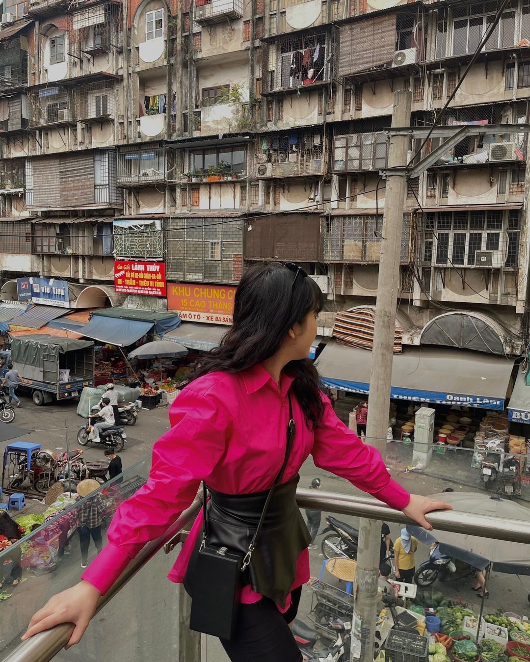 Check-in bên hông chợ Đồng Xuân. Ảnh: @_conma