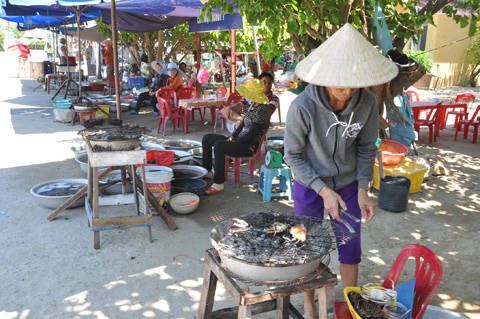 Bếp than hồng nướng hải sản tại chợ hải sản Cù Lao Chàm