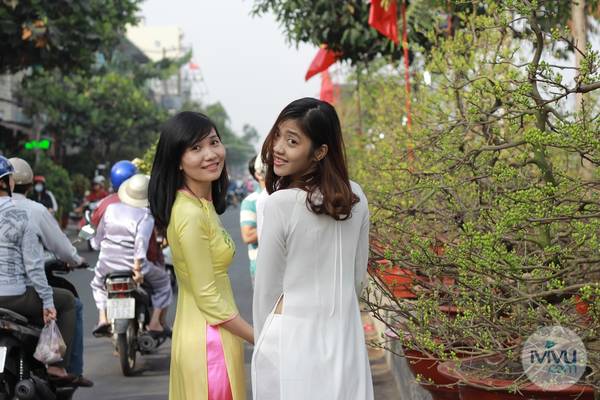 Chụp ảnh hoa Tết sáng sớm tại chợ hoa Bến Bình Đông