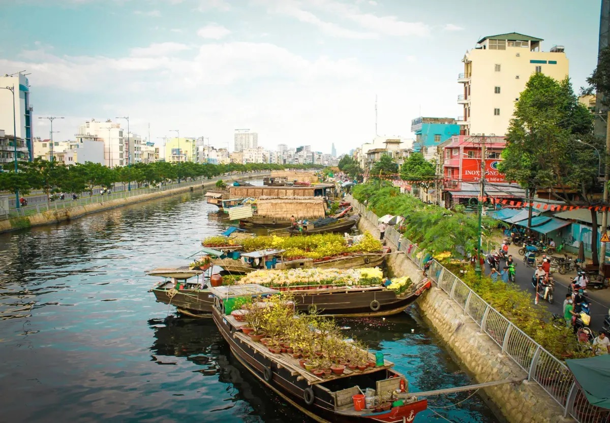 Không gian chợ hoa Trên bến dưới thuyền 2025 đầy sắc màu
