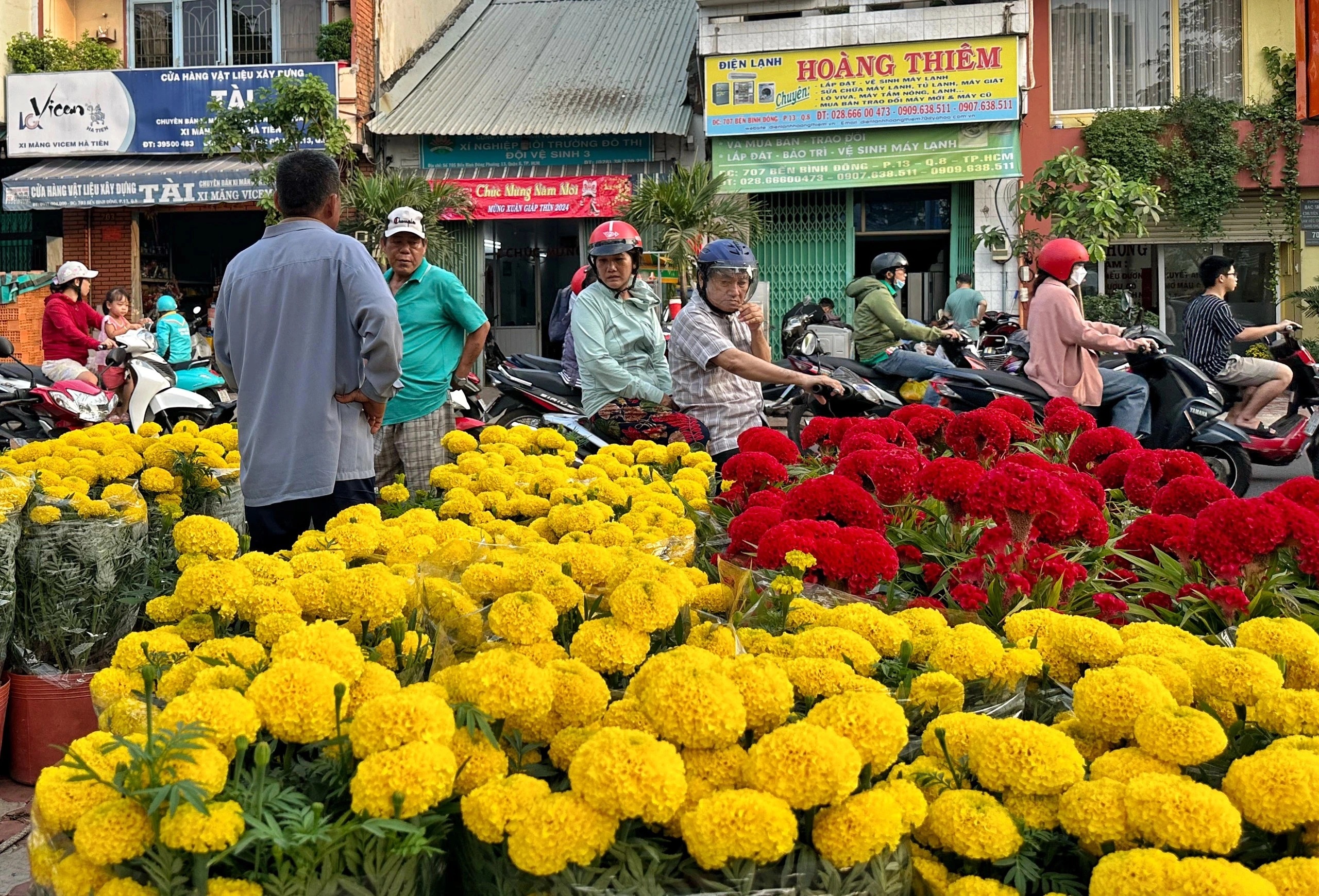 Ngập tràn hương xuân với chợ hoa “Trên bến dưới thuyền” 2025