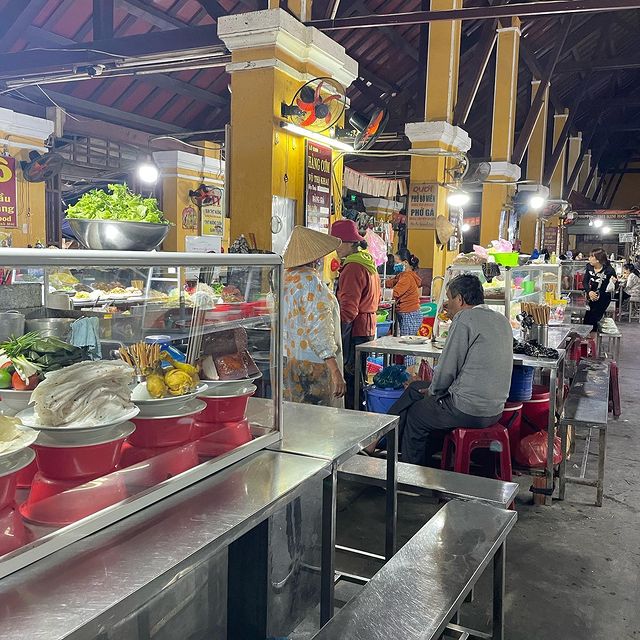 Quầy ăn uống trong chợ Hội An