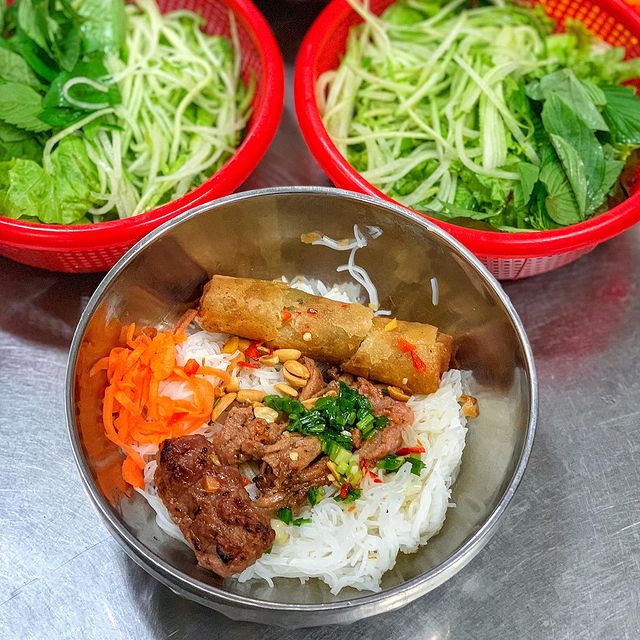 Bún thịt nướng ngon tại chợ Hội An