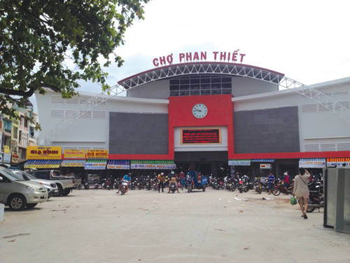 Chợ Phan Thiết sầm uất với nhiều hàng hóa