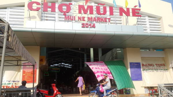 Hoạt động mua bán tại chợ Hàm Tiến Mũi Né