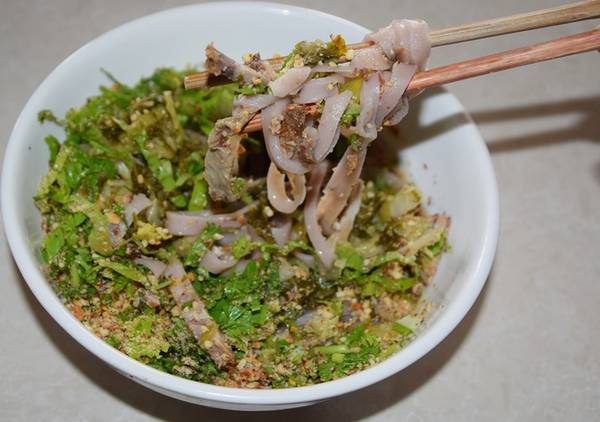 Phở chua từ gạo đỏ đặc sản tại chợ phiên Bắc Hà