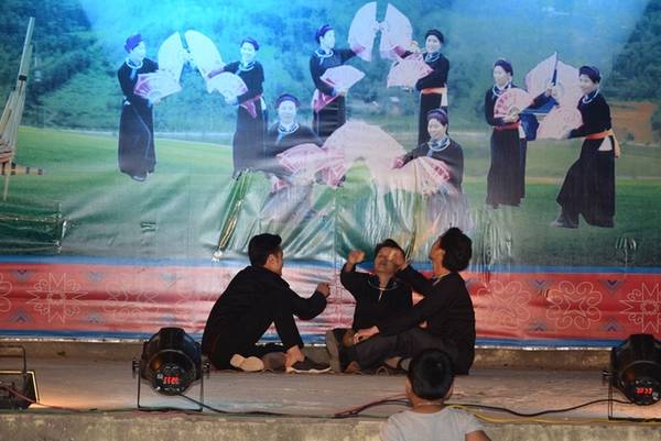 Chợ đêm Bắc Hà với văn nghệ và đồ ăn vặt