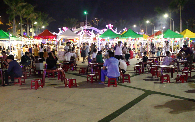 Chợ phiên Đà Nẵng diễn ra từ 17h đến 22h từ thứ 2 đến thứ 6 và từ 08:00 - 22:30 thứ 7, chủ nhật hàng tuần, phiên chợ có nhiều hàng hóa đa dạng từ quần áo, mỹ phẩm, giày dép, khăn, thiệp đến mứt bánh, hoa quả