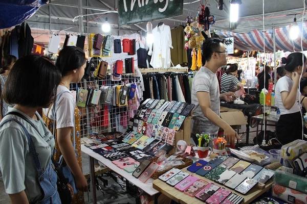 Các mặt hàng trang trí, phụ kiện điện thoại, đồ thủ công có nhiều mẫu mã tại chợ phiên Đà Nẵng