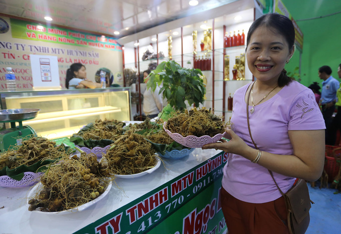 Sâm bán ở chợ sâm Ngọc Linh có hai loại