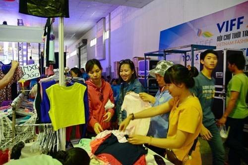 Hơn 200 doanh nghiệp tham gia hội chợ năm nay sẽ mang đến những sản phẩm có giá khuyến mại hấp dẫn nhất dành cho người tiêu dùng. Ảnh: Diệu Thùy