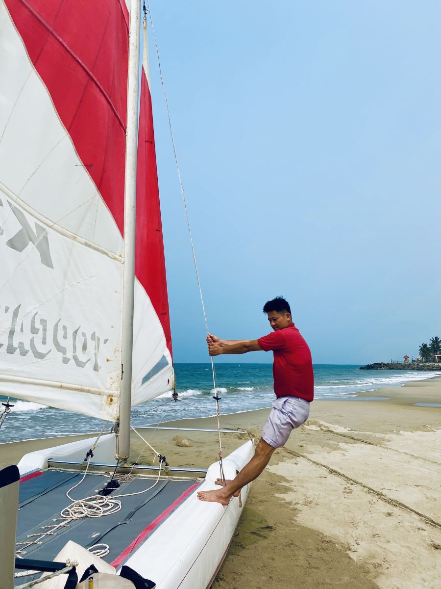 Nhân viên kiểm tra thuyền buồm Catamaran tại Victoria Hội An