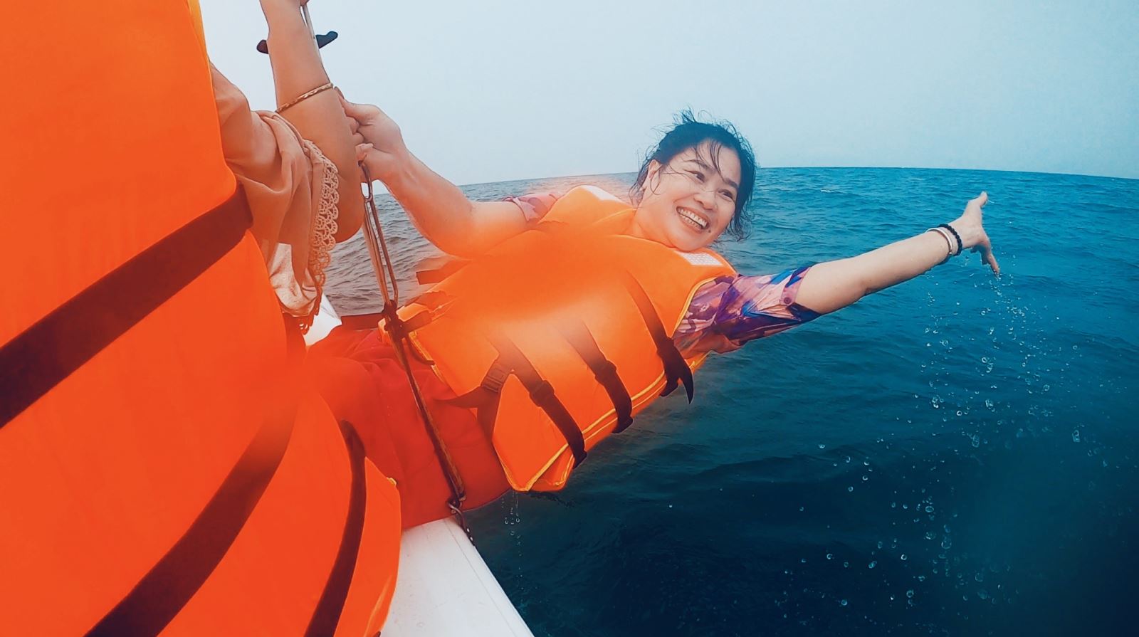 Cảm nhận gió và sóng biển khi chơi thuyền buồm Catamaran