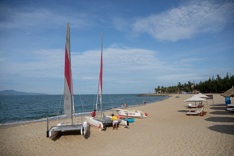 Thuyền buồm Catamaran xuất phát tại bãi biển riêng Victoria Hội An Beach Resort & Spa