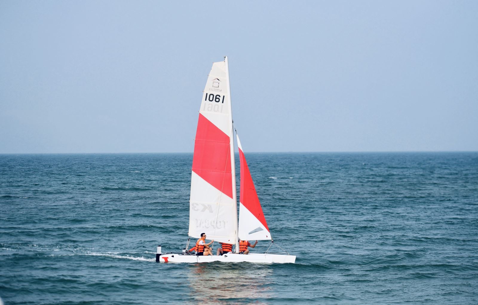 Hấp dẫn trò chơi thuyền buồm Catamaran tại Victoria Hội An Beach Resort & Spa