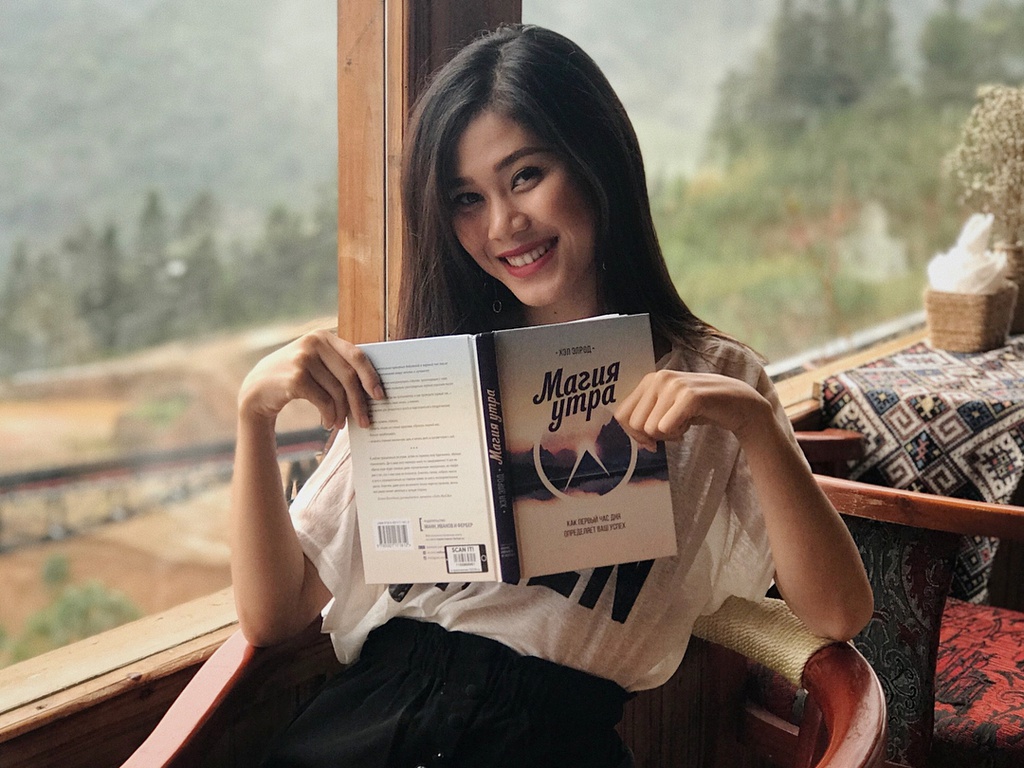 Một tài khoản chia sẻ: "Quán cho mình cảm giác bình yên khi được thưởng nắng, gió, mây, trời, ngắm thung lũng Mường Hoa phía xa, nghe tiếng tàu chạy êm ả". Giá đồ uống dao động từ 100.000-300.000 đồng. Ảnh: Viettrekking.