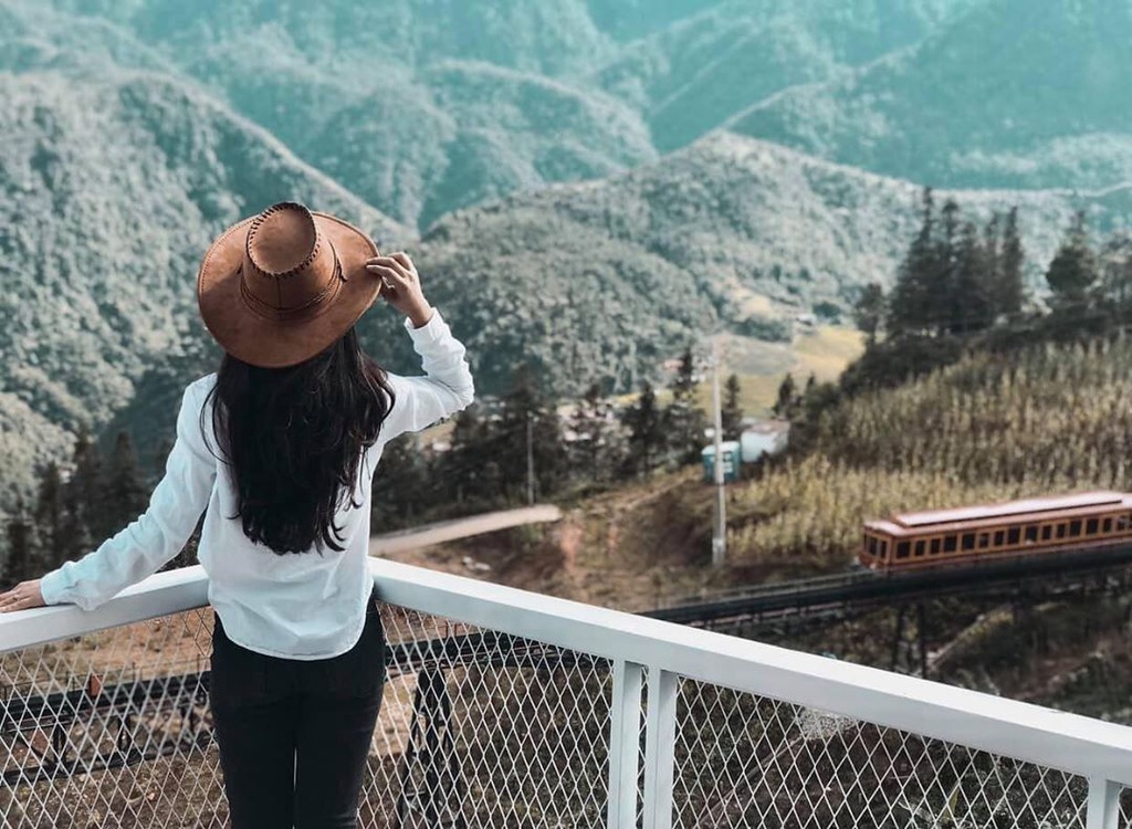 Đến Sa Pa, sống ảo ở các quán cà phê view đồi núi là điều nên thử. Viettrekking Home Sapa nằm ở đường Hoàng Liên, thi trấn Sa Pa là gợi ý. Quán được xây dựng trên đỉnh núi, bao quanh là một hàng rào trắng nhỏ xinh, có view ngắm biển mây, núi rừng thơ mộng. Ảnh: Viettrekking.