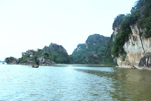 Cảnh đẹp hoang sơ tựa Hạ Long của hồ Quan Sơn
