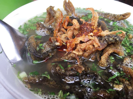 Bát miến lươn đầy đặn có thêm chút hành khô, ớt chưng ăn kèm. Giá mỗi bát từ 30.000 tới 40.000 đồng.