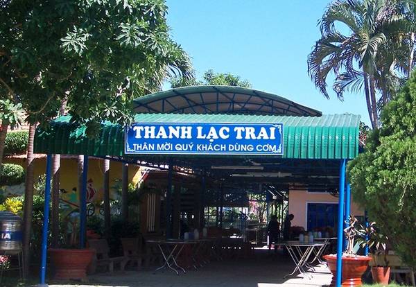 Đường rộng dẫn đến chùa Bánh Xèo Vũng Tàu cho xe lớn