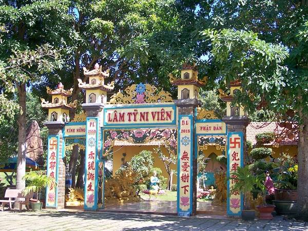 Không gian nhà ăn chùa Bánh Xèo Vũng Tàu