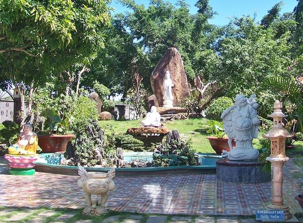 Bột dùng để làm bánh thì ngày nào chùa cũng xay sẵn, và rau trồng trong vườn. Còn những thứ khác như củ sắn, cà rốt, mì căn, dầu ăn thì do các Phật tử có điều kiện ủng hộ. Tiếng lành đồn xa, trong những năm gần đây khách hành hương tìm đến ngày càng nhiều và tên gọi “chùa bánh xèo” cũng xuất phát từ đó.