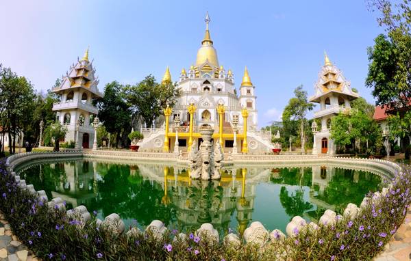Nằm trên một ngọn đồi phía tây ngạn sông Đồng Nai, chùa Bửu Long tọa lạc tại số 81 Nguyễn Xiển, phường Long Bình, quận 9, cách trung tâm TP.HCM khoảng 20 km