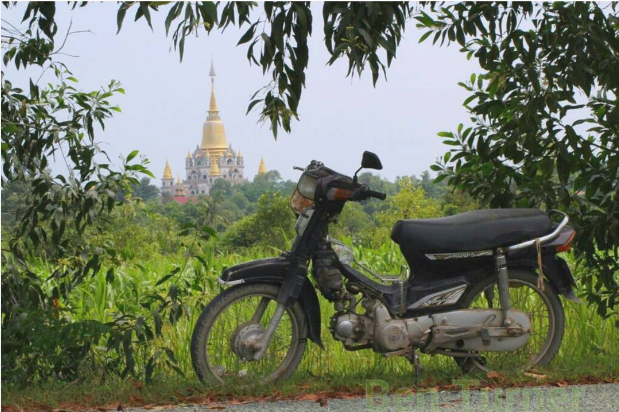 Từ xa, du khách có thể nhận diện ngôi chùa qua hình ảnh của ngọn bảo tháp màu vàng rực rỡ nổi bật trên nền trời